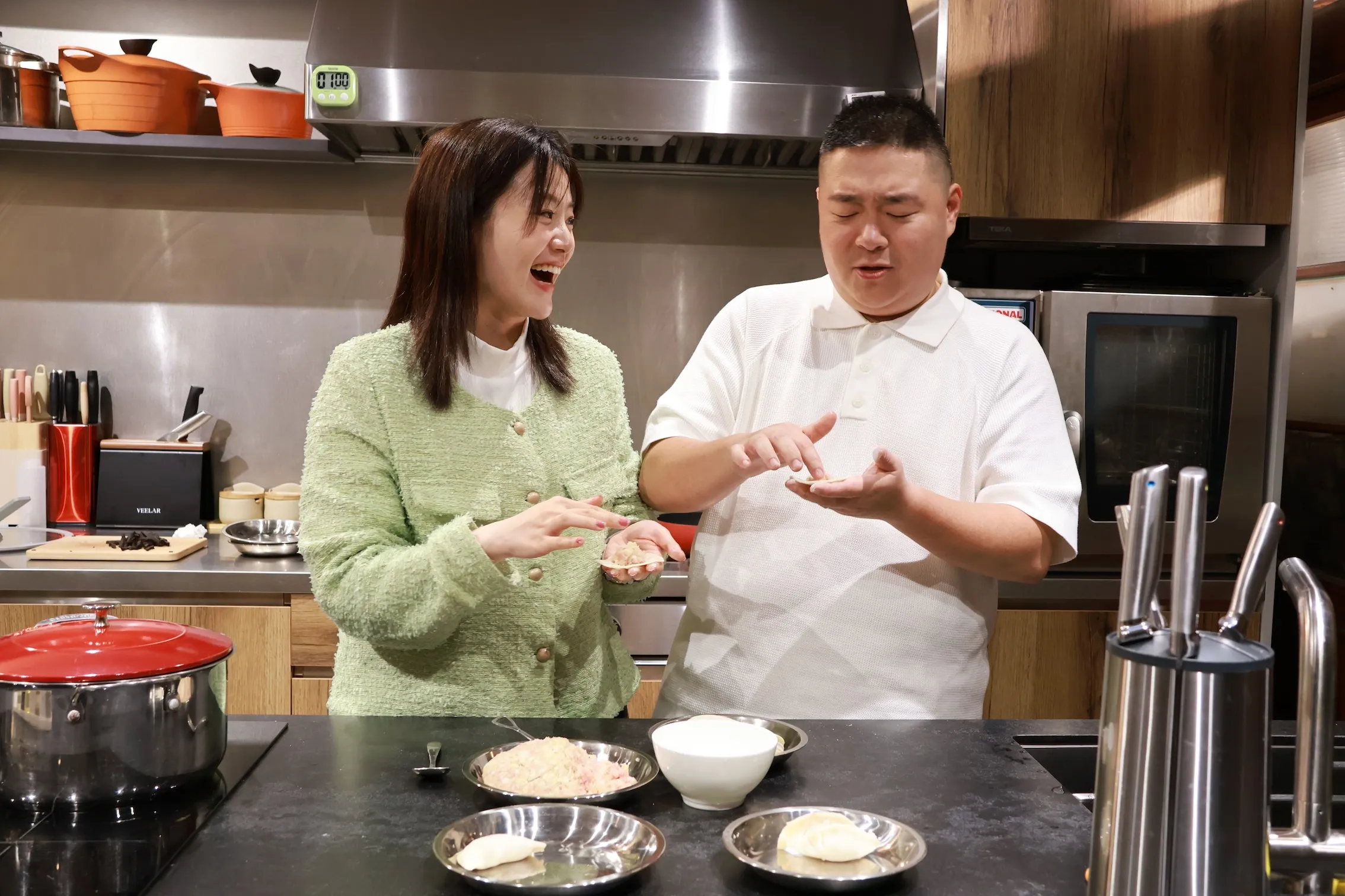 楊小黎與郝劭文在全新節目《像你這道菜》中重聚，兩人橫跨30年的深厚情誼在錄影現場真情流露。（圖／客台提供）