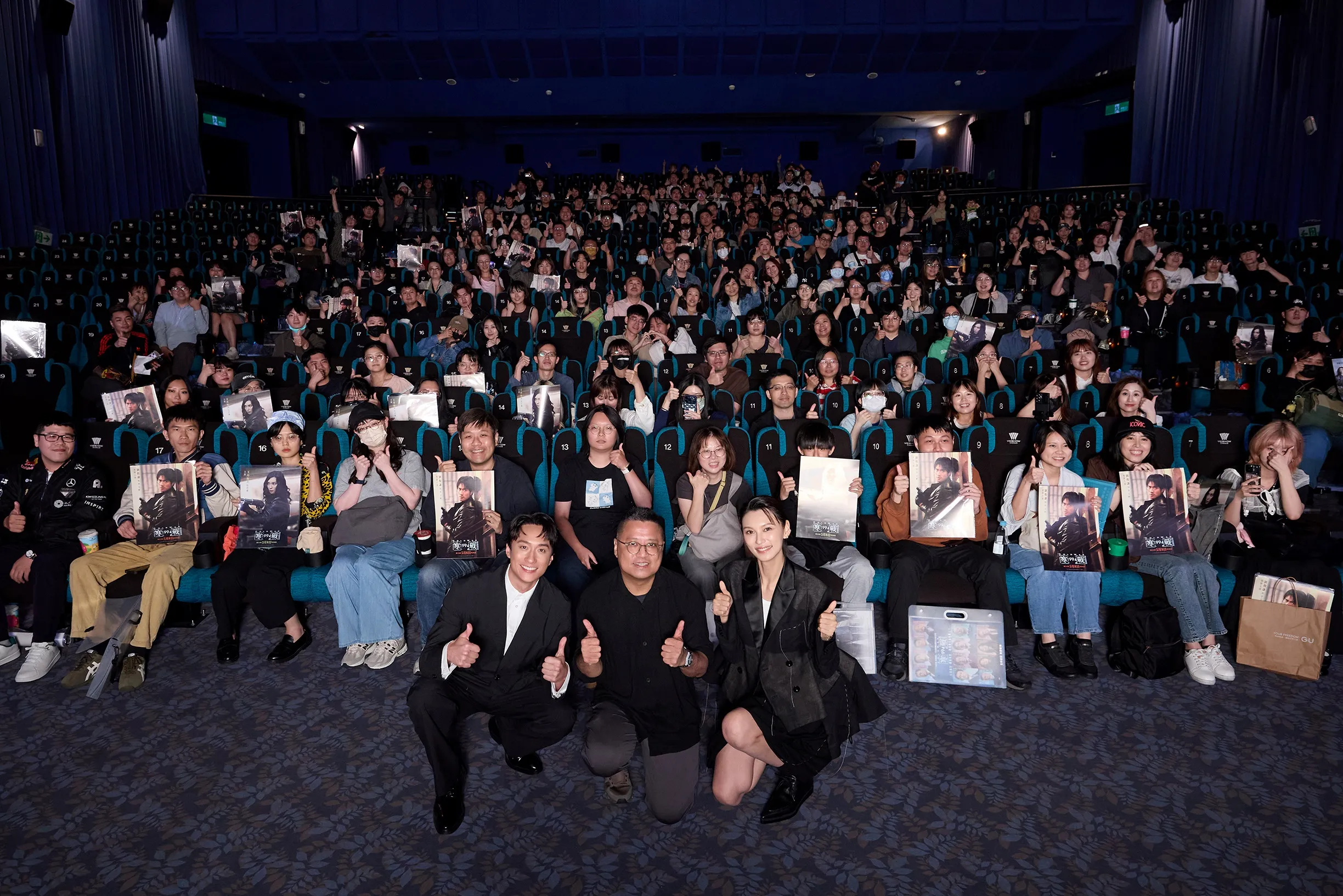 《寒戰1994》演員劉俊謙（左起）、導演梁樂民、王丹妮來台宣傳，感謝台粉支持。（圖／華映提供）