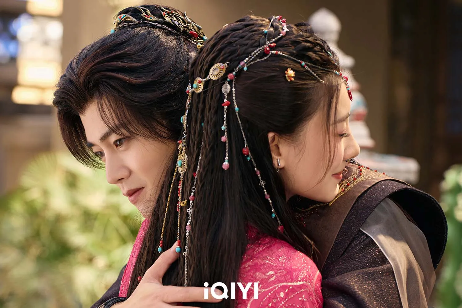 任嘉倫與王鶴潤在《佳偶天成》中飾演一對先婚後愛的伴侶,隨著劇情進入高潮,兩人命運的走向引發觀眾熱議。(圖/iQIYI愛奇藝國際版提供)