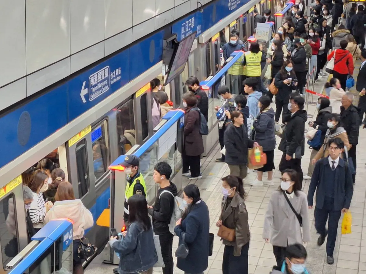 北捷板南線出現列車異常，龍山寺站人潮塞爆。（示意圖／台北大眾捷運股份有限公司提供）