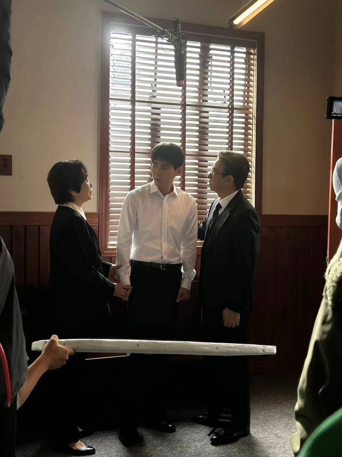曾向鎮（中）在影集《絕命法官》飾演影帝張家輝（右）的兒子。（圖／大思娛樂提供）