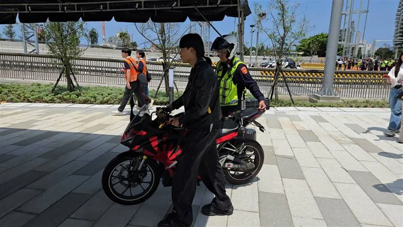 淡江大橋通車前,發生機車硬闖事件。(圖/翻攝畫面)