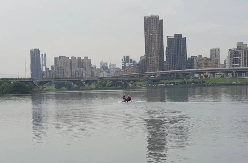 大稻埕碼頭發生落水意外。（圖／翻攝畫面）