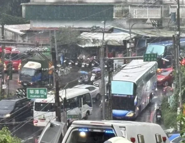 新店安業路車禍。（圖／翻攝畫面）
