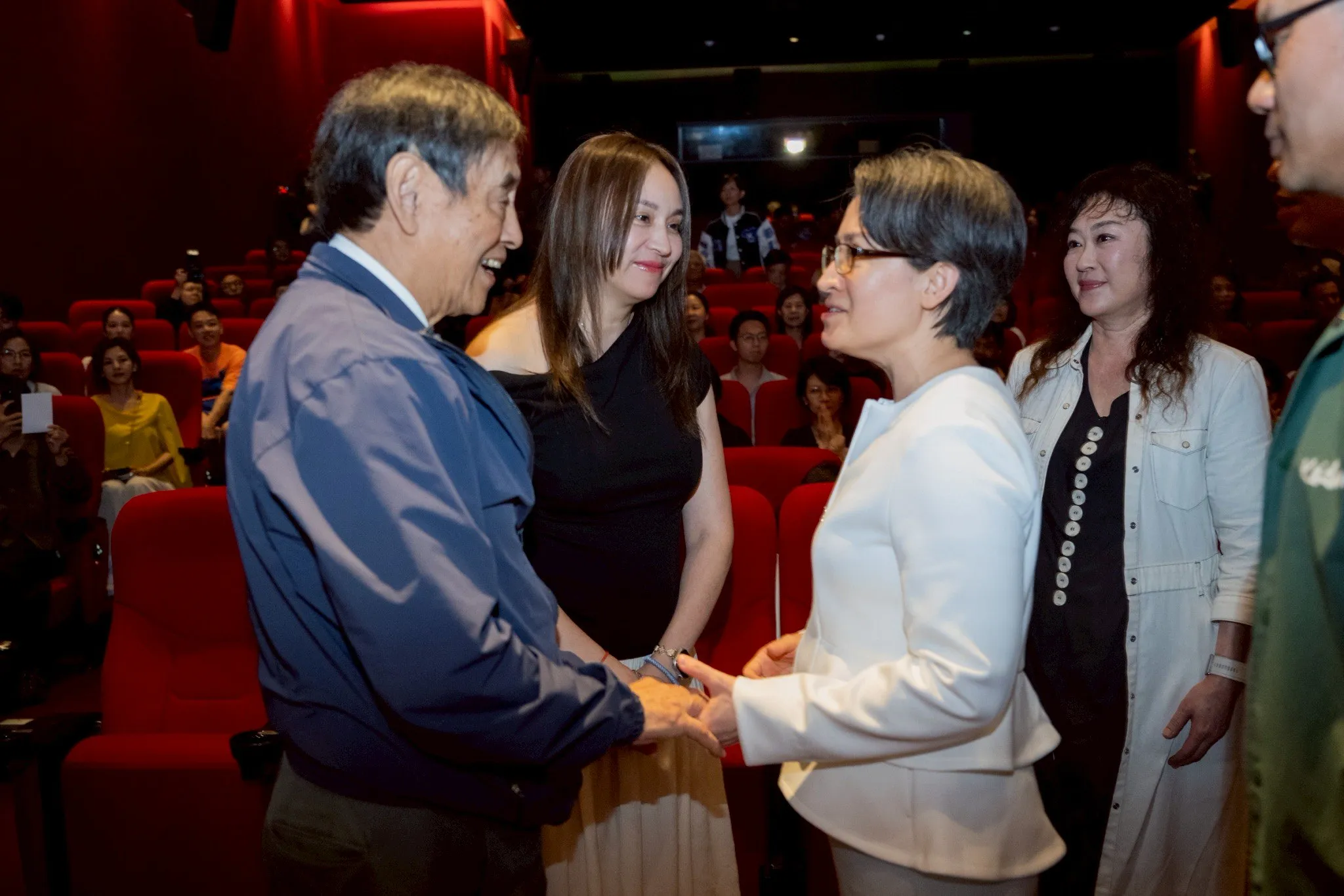 在《傳奇女伶 高菊花》首映會，副總統蕭美琴（右）握著高一生後代高英傑（左）、高菊花女兒昭伶的手。（圖／總統府提供）