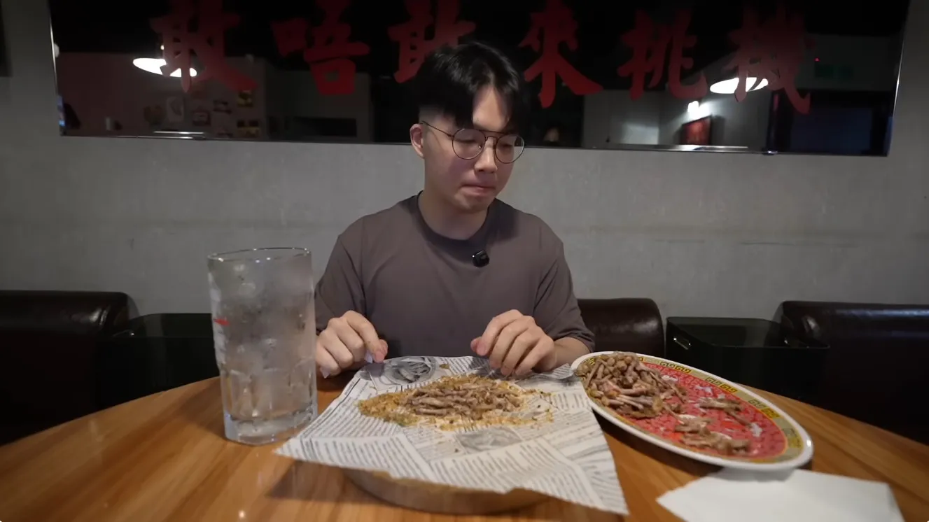 吃貨豪豪成功挑戰在15分鐘吃完30隻雞翅和1公升啤酒。（圖／翻攝自吃貨豪豪HowHowEat YouTube）