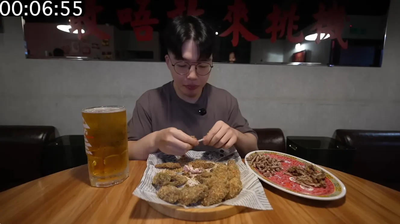 吃貨豪豪和攝影師仍需付低消共1000元。（圖／翻攝自吃貨豪豪HowHowEat YouTube）
