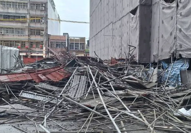 新北新莊工地鷹架倒塌釀1死1重傷。（圖／翻攝畫面）