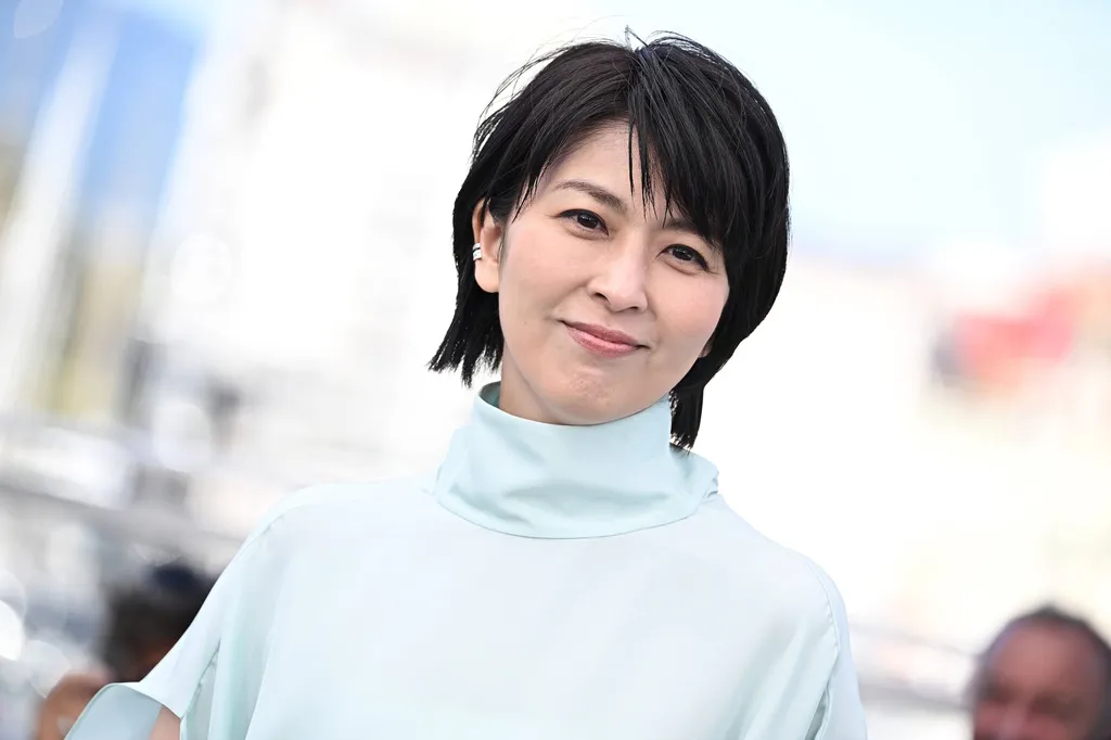 松隆子拍《Nagi Notes》學習用電鋸處理樟木。(圖/AP、達志)