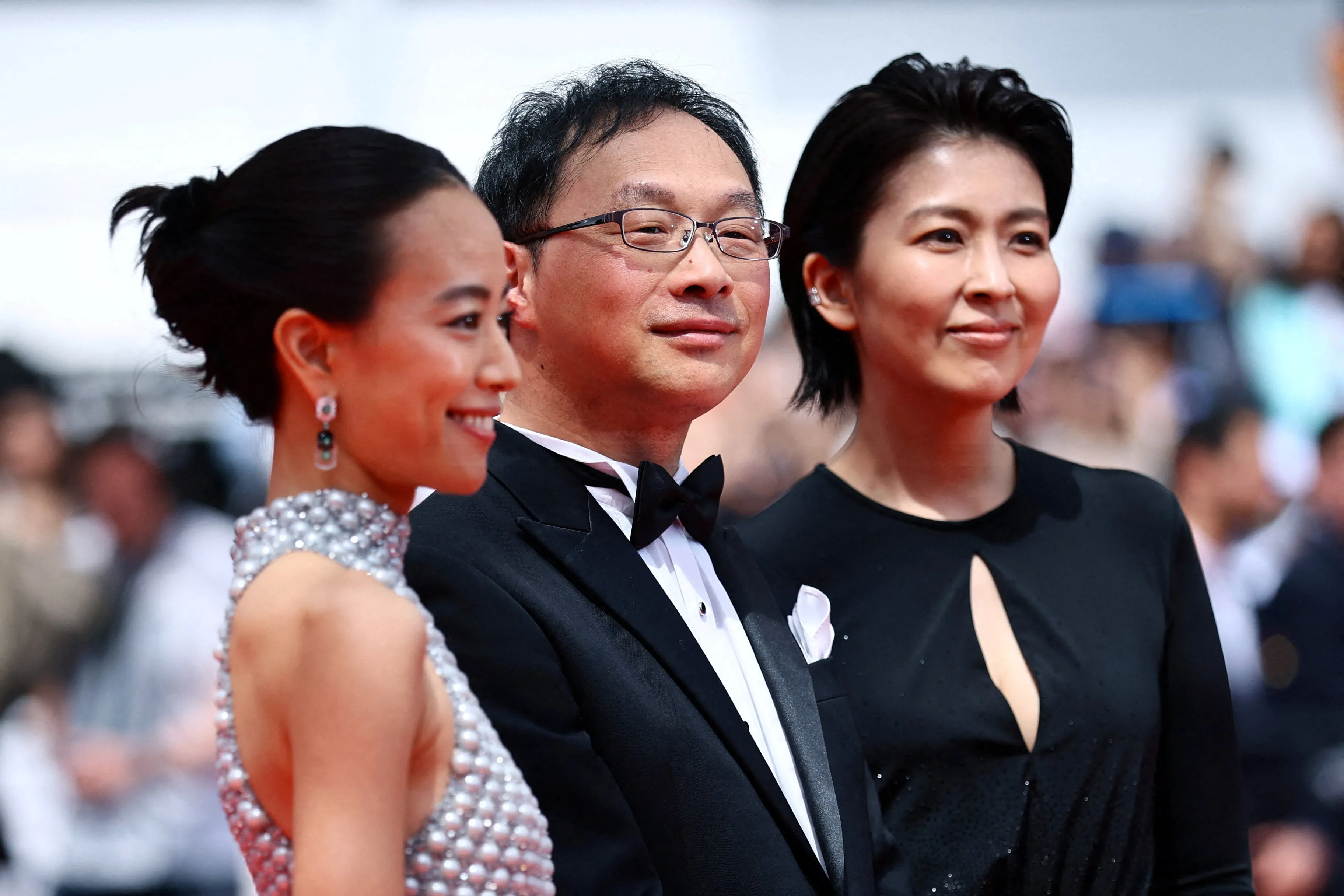 石橋靜河(左起)、導演深田晃司、松隆子出席《Nagi Notes》坎城影展首映。(圖/路透)