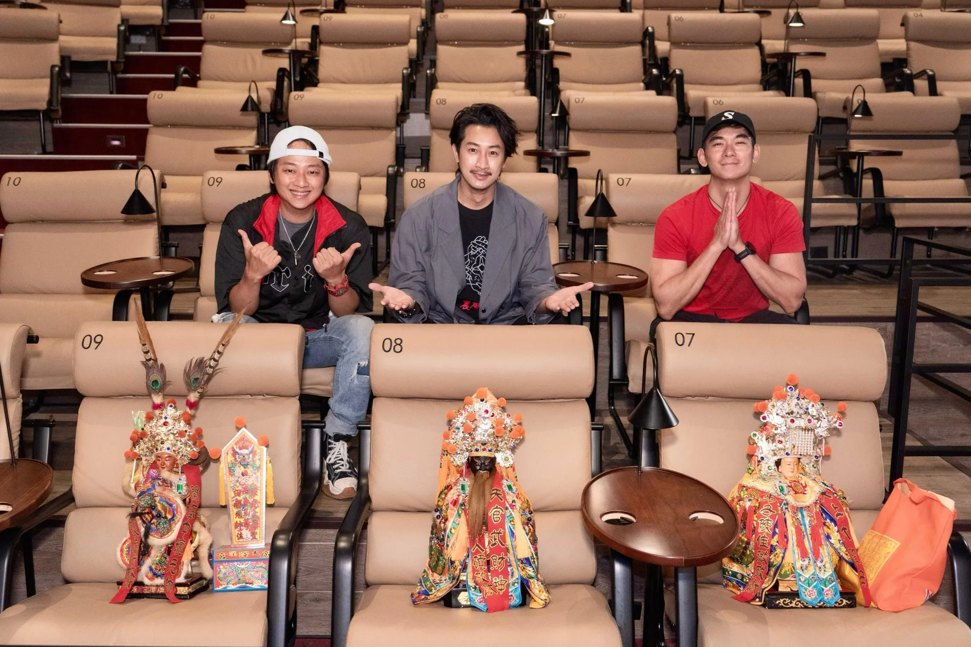 賴明偉(左起)、邱凱偉、亮哲跟媽祖、三太子與武財神一起看電影。(圖/壹捌玖伍電影提供)