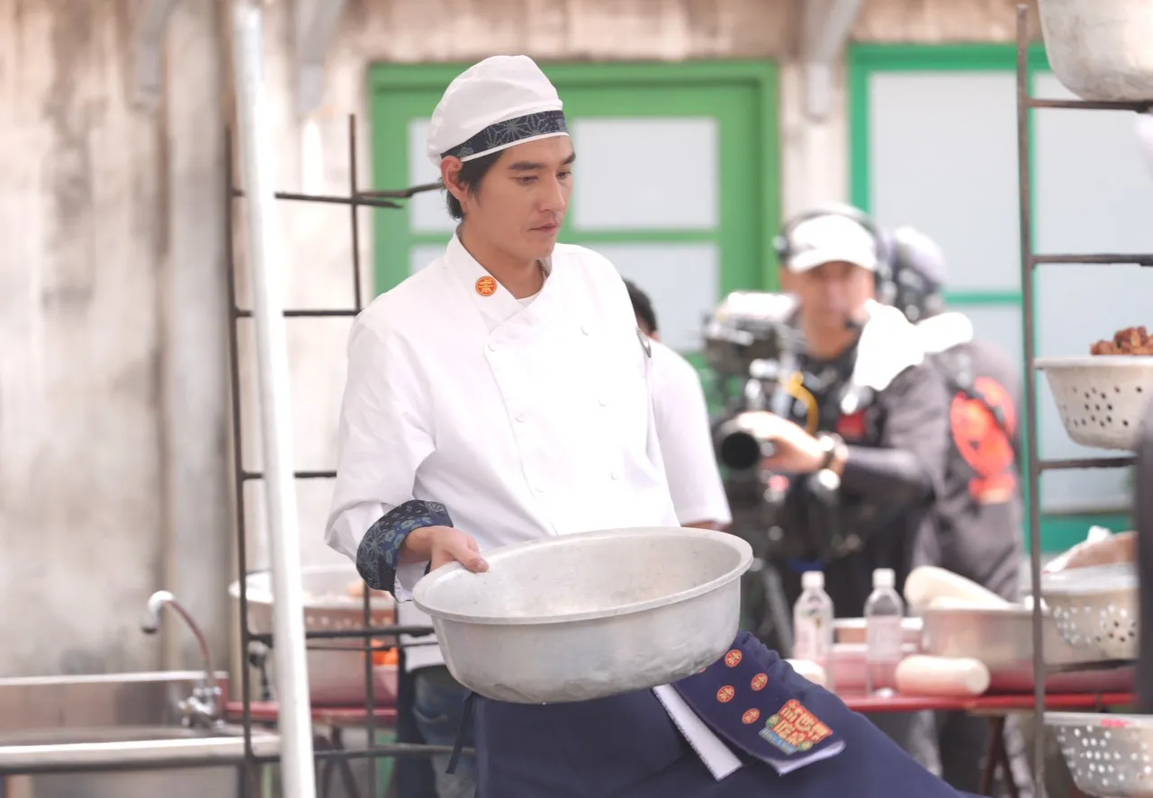 藍正龍忙著為辦桌準備。（圖／記者陳明中攝）