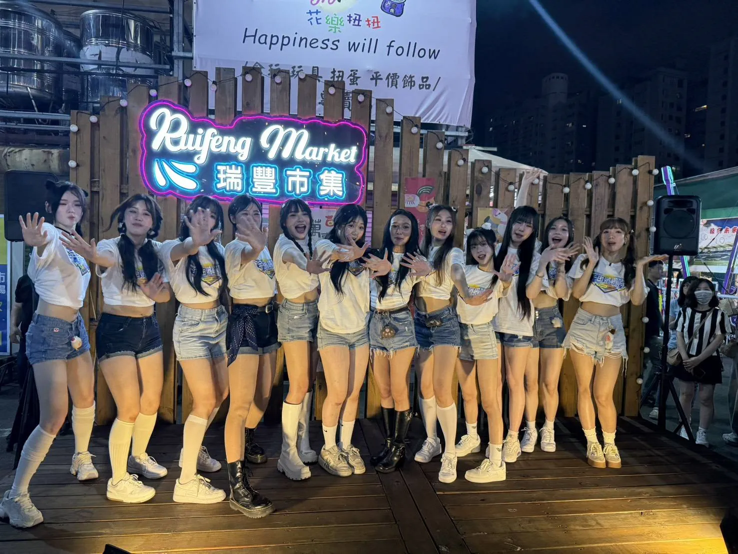 《宇宙啦啦隊》成員靚靚、樺樺、Yula、玹玹、莓莓、鹽鹽、Zoey、Lydia、魚安、柔柔、祖安娜、魚肉現身高雄瑞豐夜市。（圖／娛樂中心）