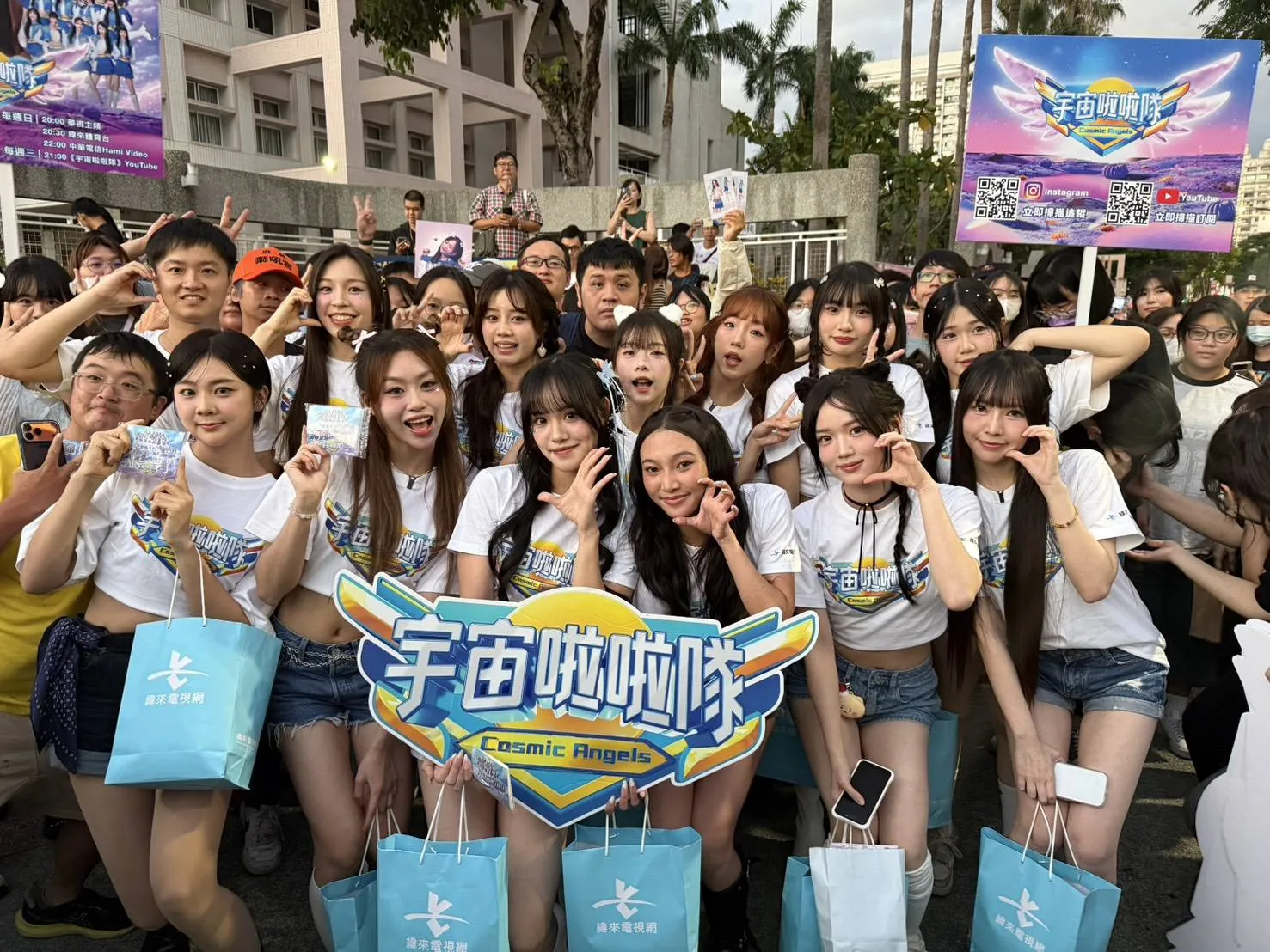 身為地主代表的靚靚，化身「高雄美食導遊」，熱情向成員們介紹瑞豐夜市必吃美食。（圖／娛樂中心）