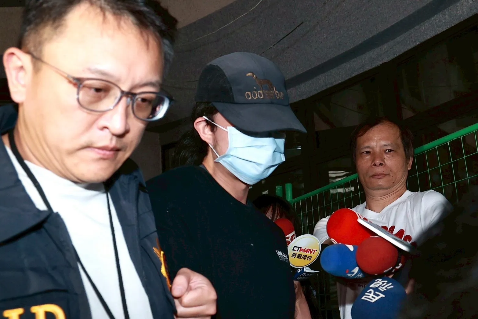 孫安佐因研發「火焰噴射槍」遭上銬逮補。（圖／娛樂中心）