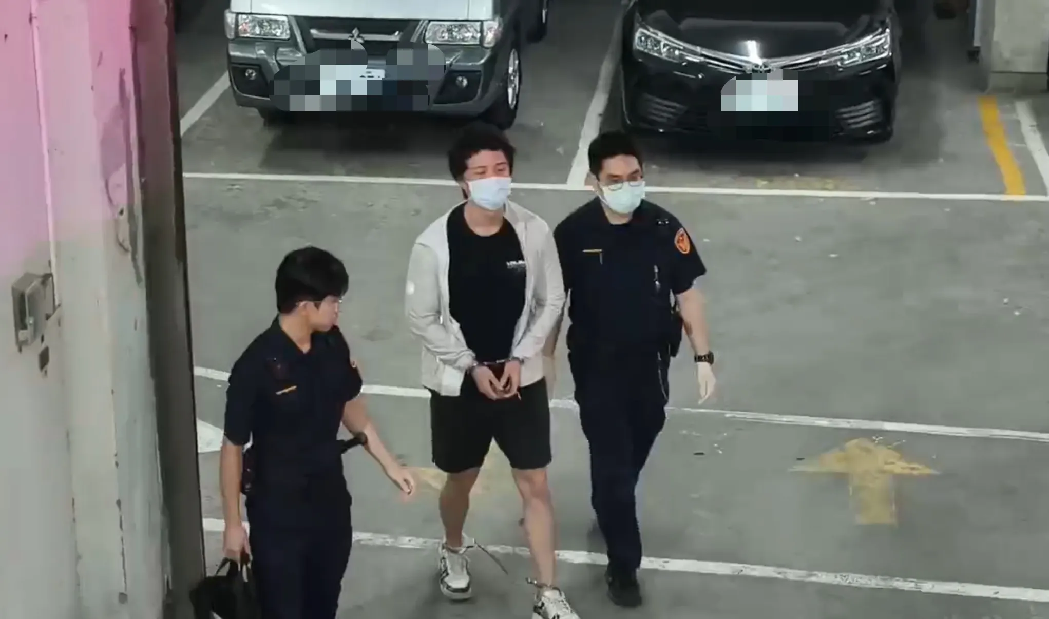 孫安佐因涉及自製噴火槍案遭法院裁定羈押禁見，17日下午在法警戒護下，被施以手銬與腳鐐步上囚車移送看守所。（圖／娛樂中心）