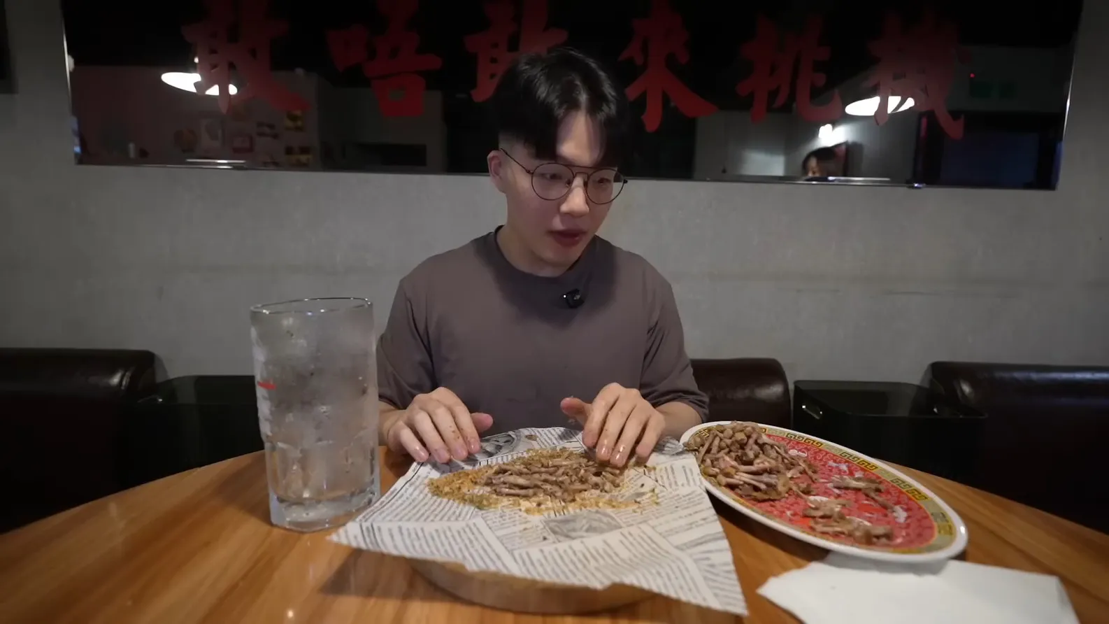 不只吃貨豪豪，其他人挑戰「雞翼攻防戰」也被刁難。（圖／翻攝自吃貨豪豪HowHowEat YouTube）