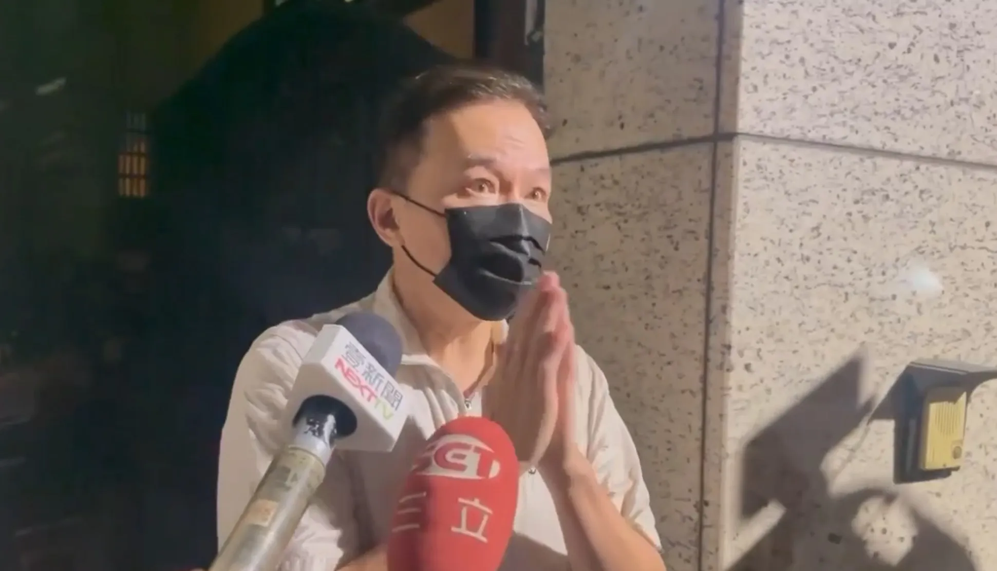藝人孫鵬今日晚間在住家外受訪，透露妻子狄鶯已前往朋友家休息且心情平靜，並強調將會坦然面對兒子的案件，全面配合後續的司法調查。（圖／娛樂中心）