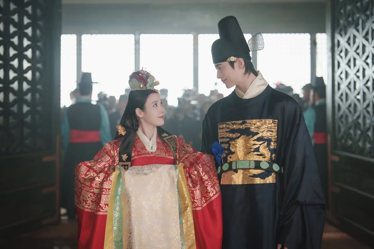 IU（左）、邊佑錫主演《21世紀大君夫人》惹出風波。（圖／Disney+提供）