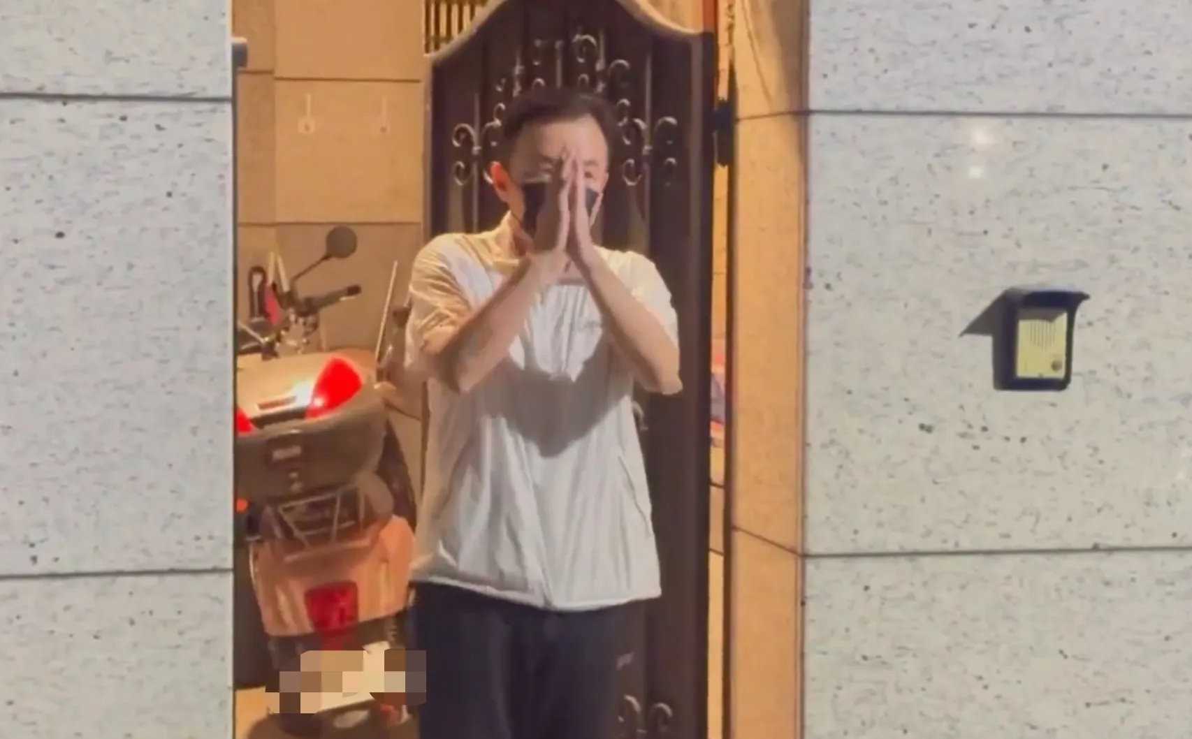 孫鵬雙手合十不斷感謝外界關心，態度誠懇並且冷靜。（圖／娛樂中心）