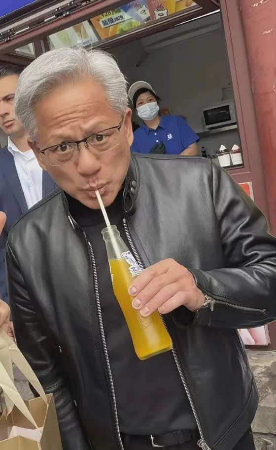 皮膚科醫師認為不是灰指甲。(圖/翻攝自微博)