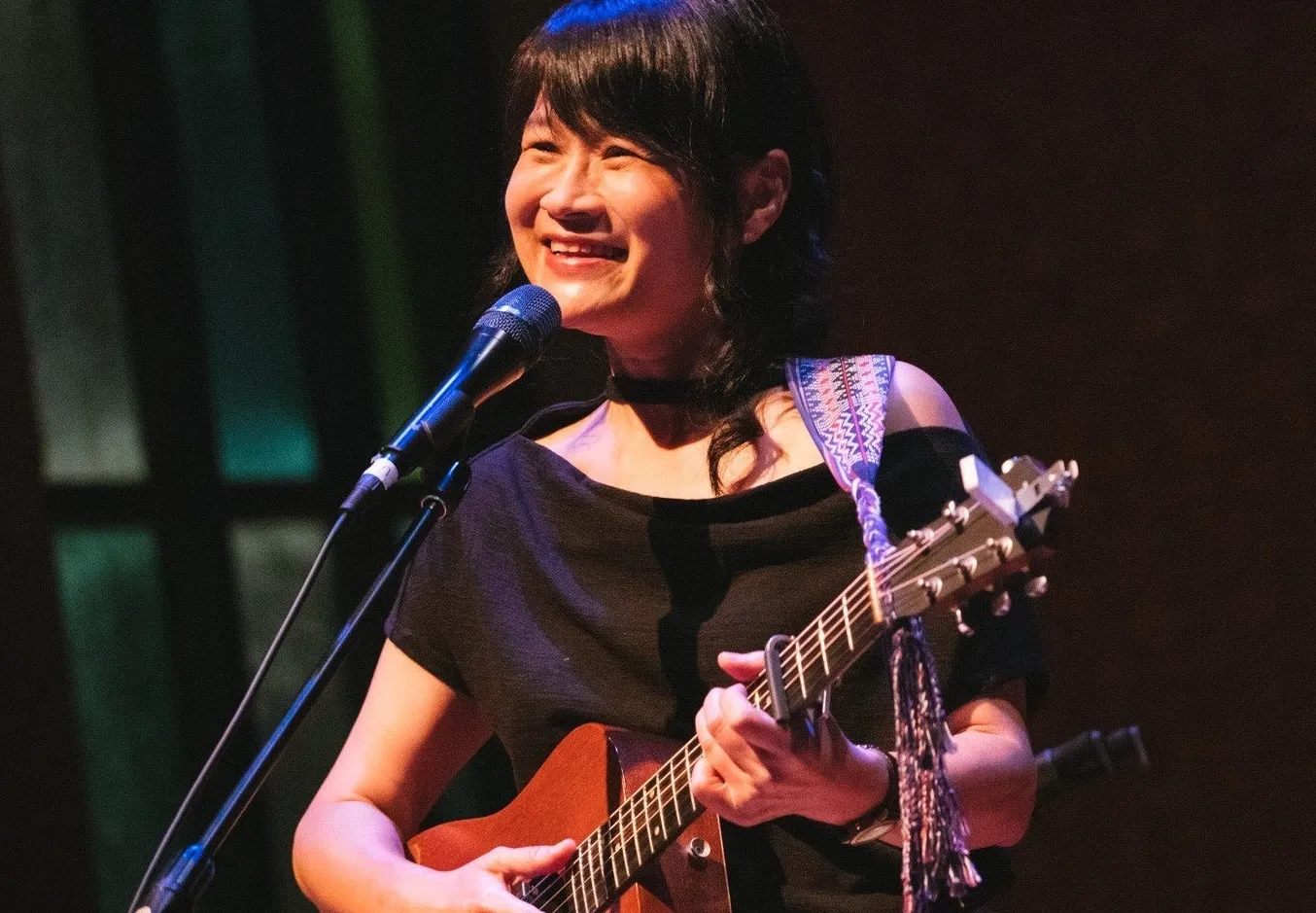 金曲獎詩人歌手羅思容將於6月17日受邀至台南市立圖書館新總館，舉辦「歌詩在回家的路上」談唱會，用音樂與故事推動族群主流化交流。（圖／羅思容提供）