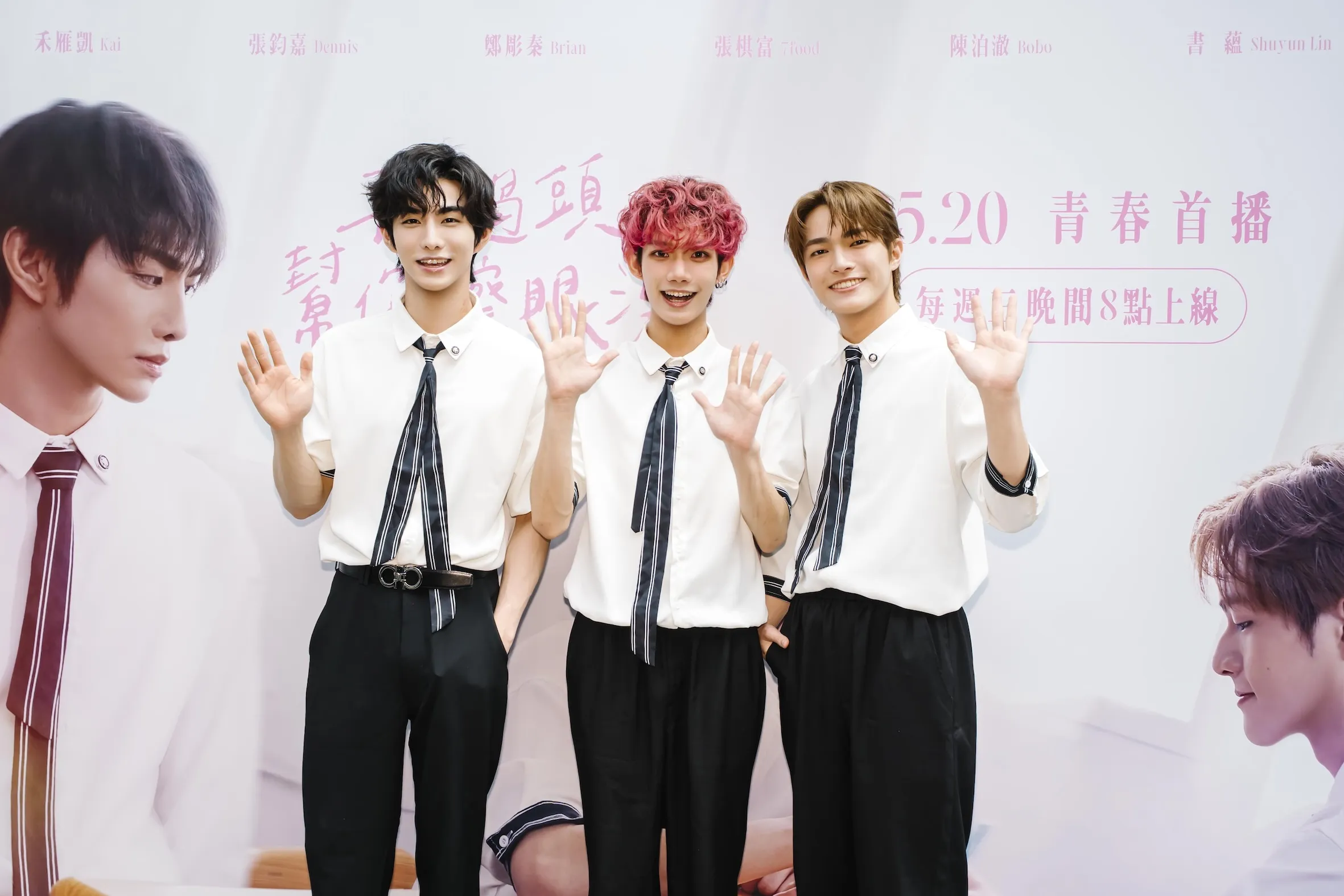 主演禾雁凱(左起)、張鈞嘉、鄭彫秦共同出席《轉過頭,幫你擦眼淚》首映記者會,現場與粉絲熱情互動。(圖/踢帕娛樂提供)