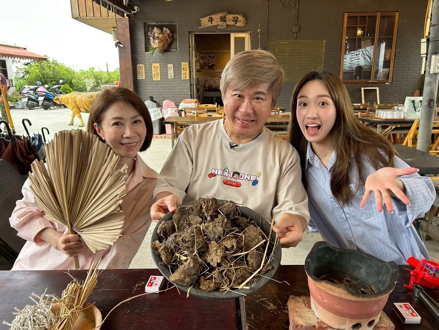 李翊君和女兒王敏淳為了胡瓜（中）出遠門。（圖／《下面一位》提供）