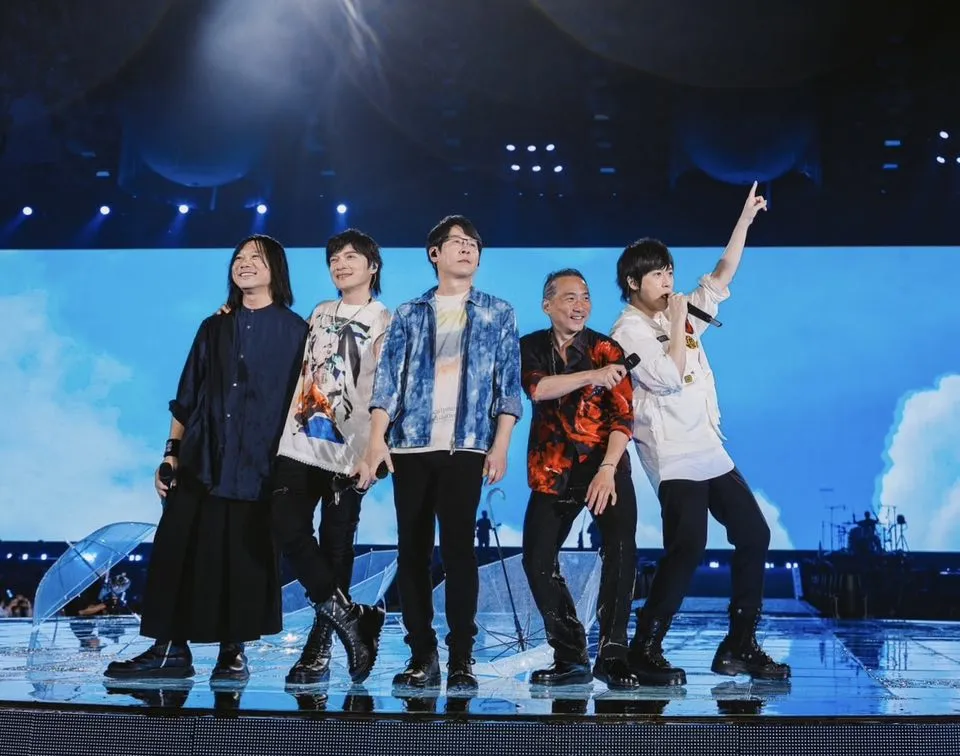 五月天阿信爆秘婚，對象是緋聞傳多年的助理「表妹」。（圖／翻攝自五月天阿信臉書）