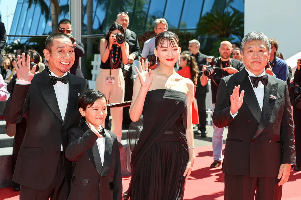 《再生家族》在坎城首映,導演是枝裕和(右起)、綾瀨遙、桒木里夢、大悟。(圖/AP/達志)