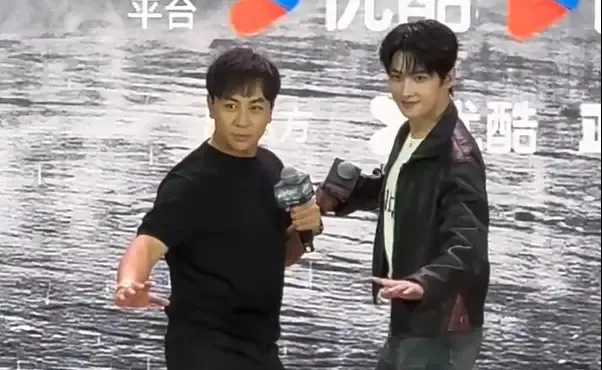 釋小龍(左)驚喜現身宣傳活動,與新一代展昭楊洋(右)夢幻同台,兩代展昭世紀同框引發全場驚呼。(圖/翻攝自陸媒)