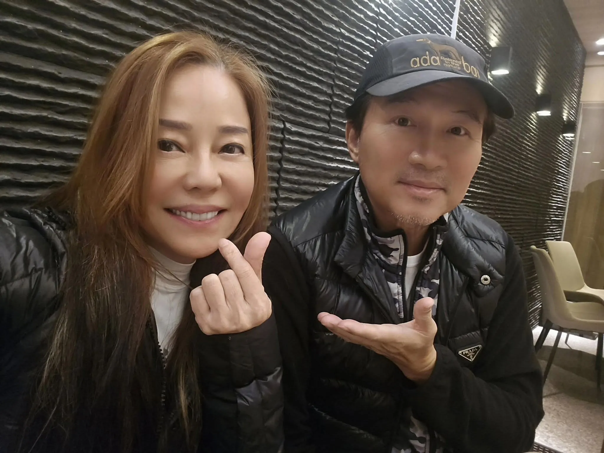 狄鶯因為孫安佐情緒崩潰,孫鵬派一旁安撫陪伴。(圖/翻攝自狄鶯臉書)