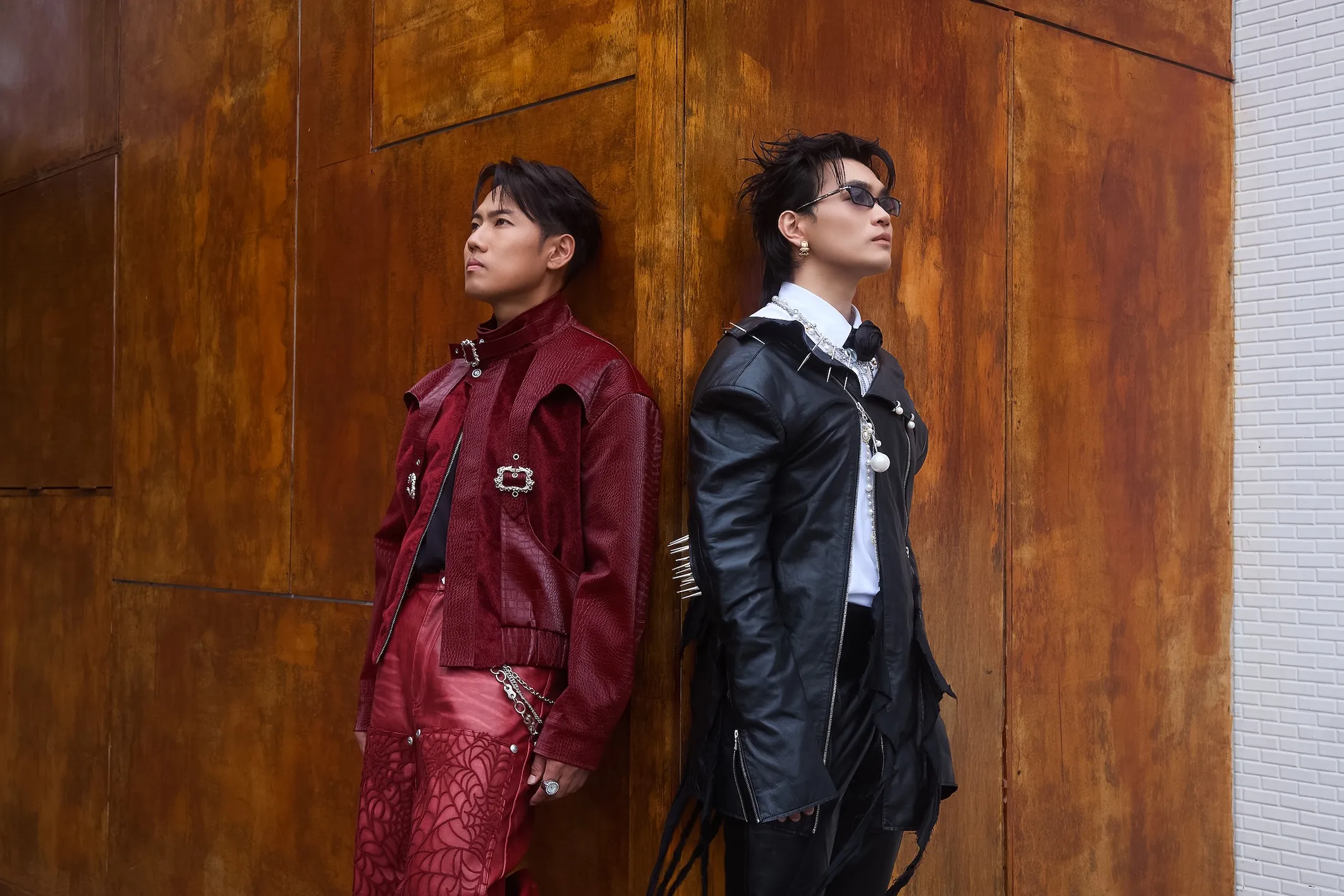 洋蔥新單曲〈我甘願重新愛過〉，特別找來美秀集團主唱狗柏合作，展現與以往不同的音樂火花。（圖／混血兒娛樂提供）