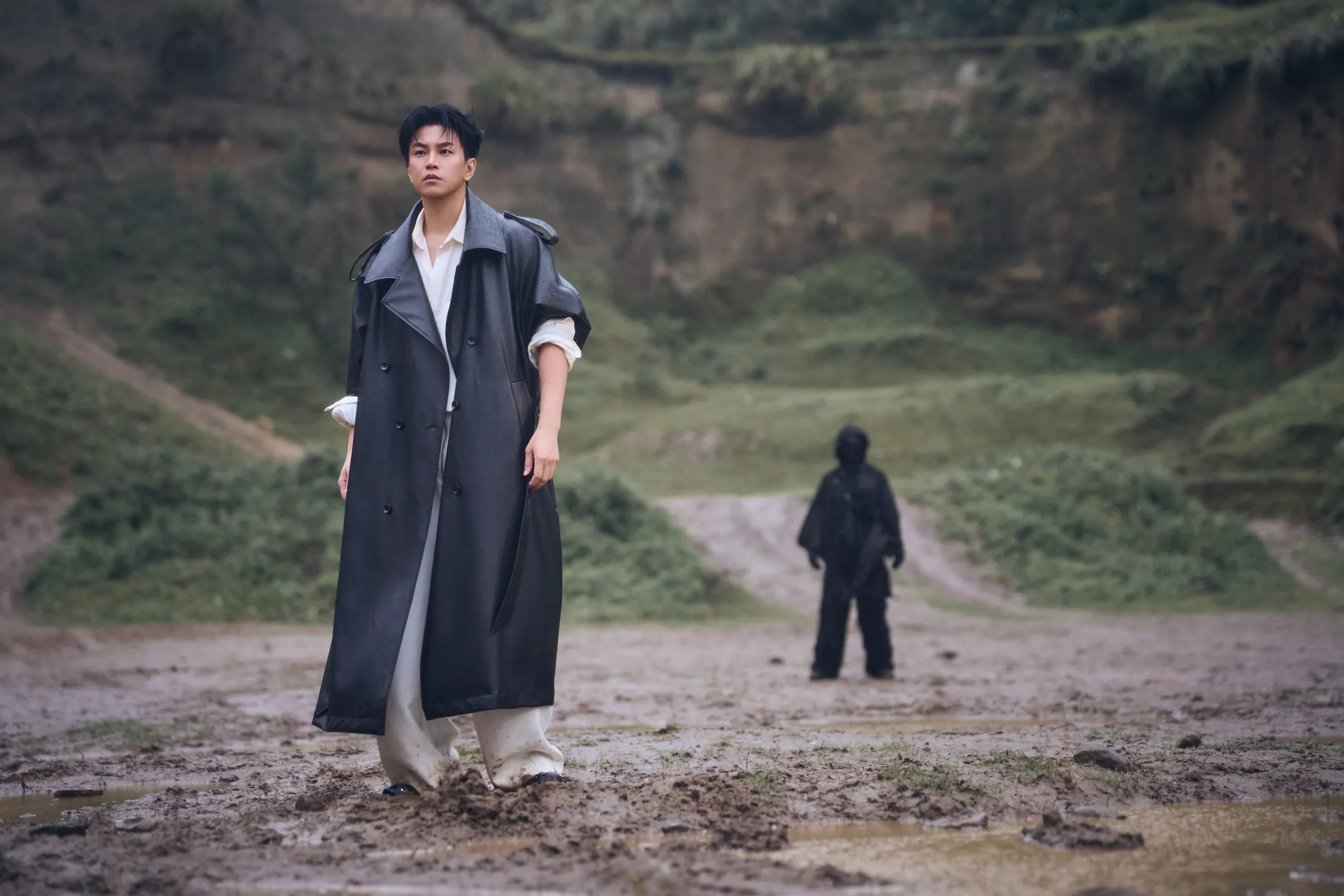 蕭景鴻推出個人首支單曲〈以我為名〉，在暴雨泥濘中敬業完成MV拍攝，展現回歸樂壇的決心。（圖／相信音樂提供）