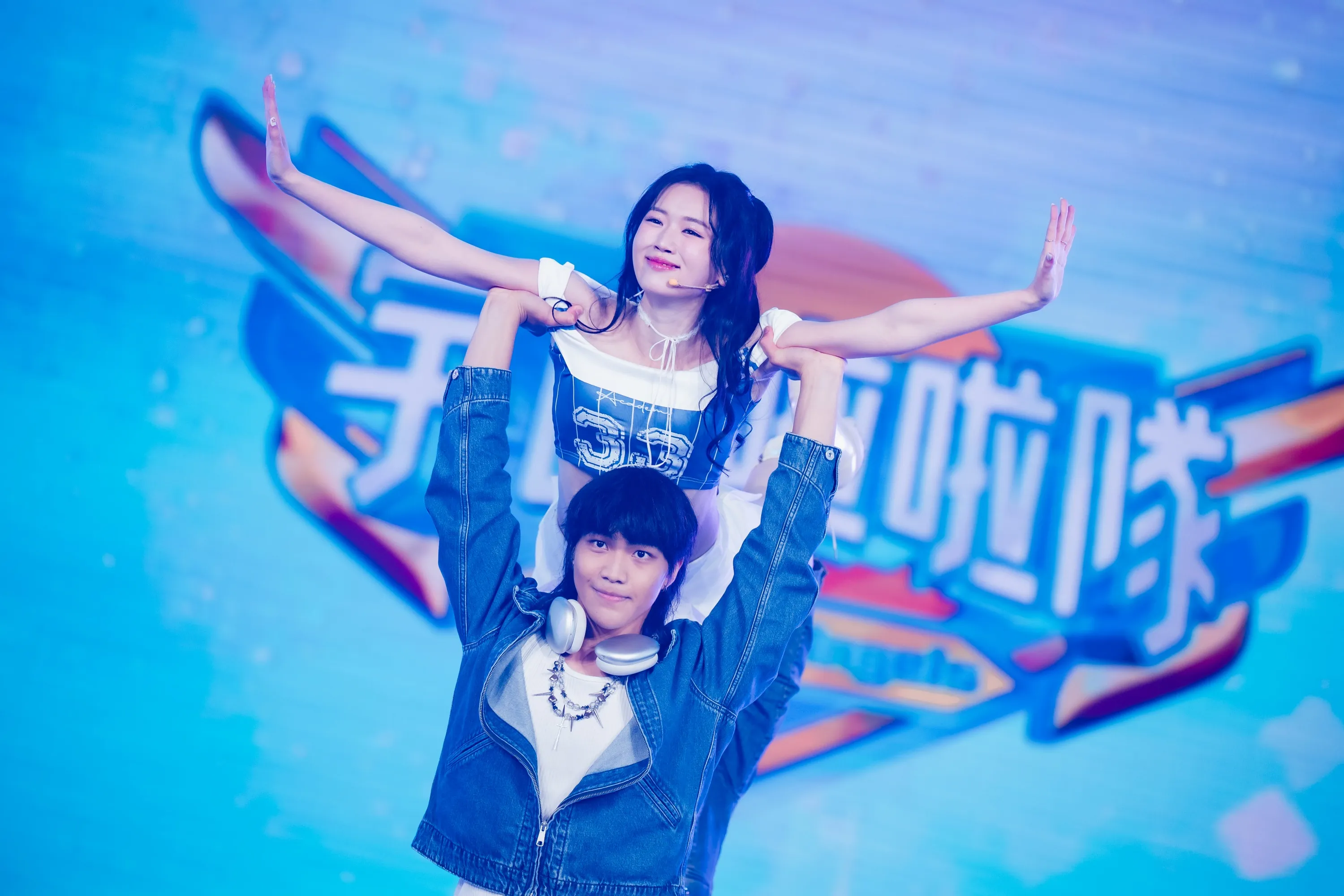 《宇宙啦啦隊》魚肉卯足全力 挑戰高難度舞蹈動作。(圖/緯來電視網提供)
