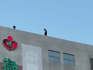 為恭醫院頂樓1男頂樓徘徊墜地身亡。（圖／翻攝Threads）