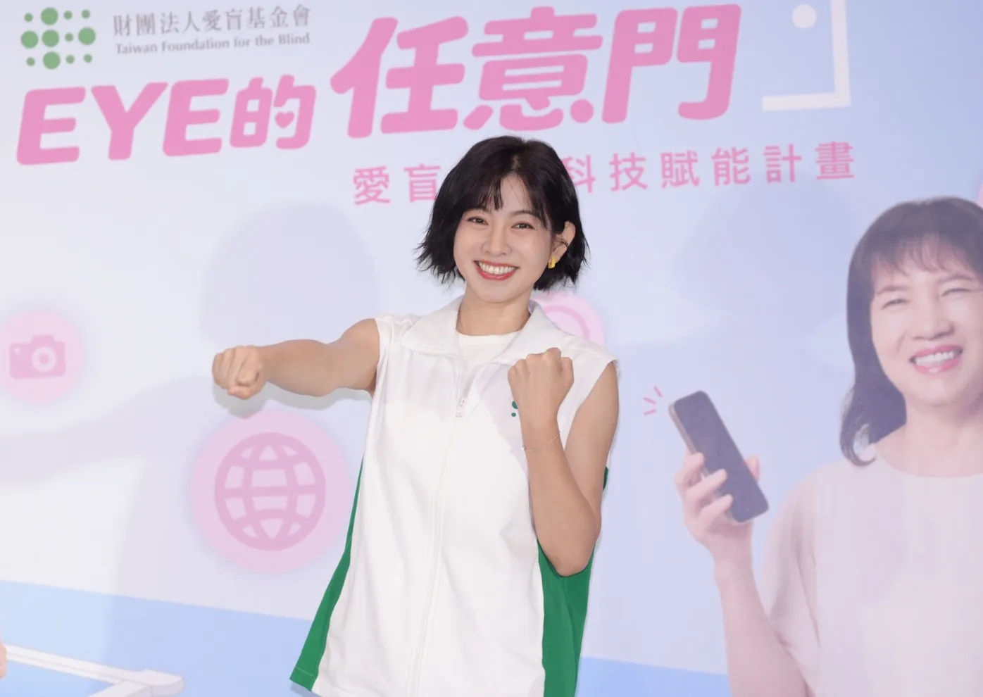 藝人米可白感冒初癒出席公益活動,受訪時甜笑透露與男友的婚事已在規劃中,並分享拍戲的幕後心路歷程。(圖/記者陳明中攝)