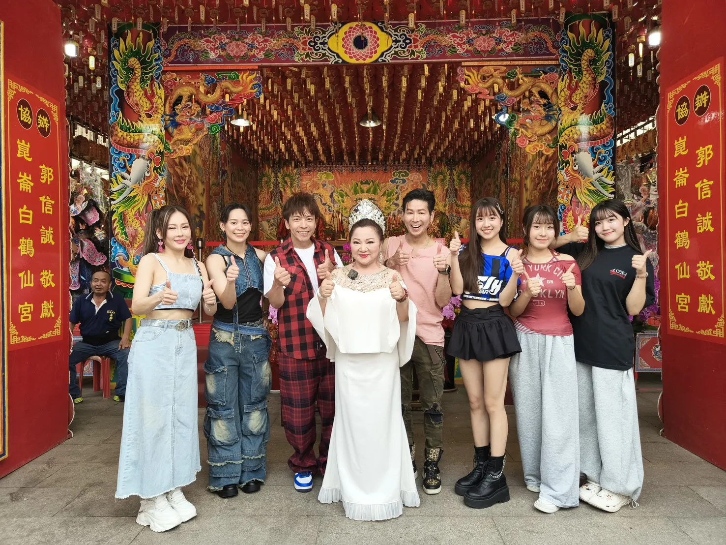 白冰冰(中)率領眾多子弟兵與歌手前往台中大雅永興宮參拜,並共同慶祝建宮180年平安福宴。(圖/長興影視提供)