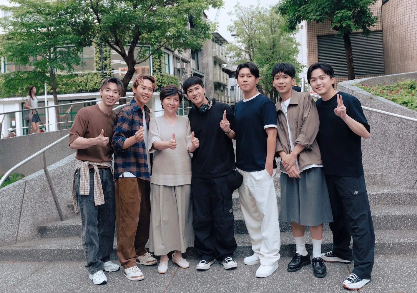 〈總有一工〉 MV邀請創作才子廖文強擔任導演,這也是雙方繼合唱〈絕地花園〉後再續前緣,用其獨特的親情視角來刻劃出動人劇情。(圖/何樂音樂提供)