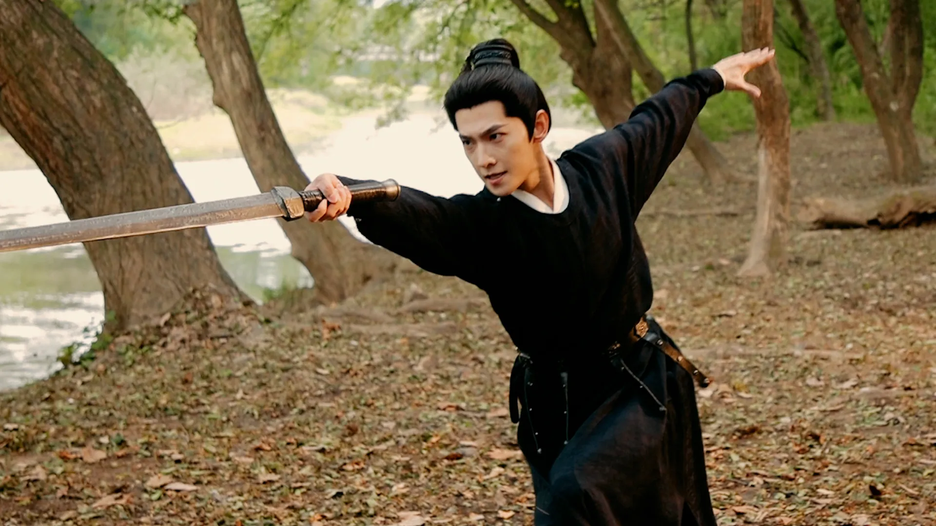 楊洋在武俠新劇《雨霖鈴》中飾演南俠展昭,精彩的打戲與扎實的演技獲得觀眾高度好評。(圖/Disney+提供)