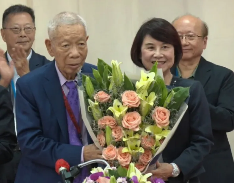 創意董事長曾繁城（左）今日出席股東會後退休，創意副董事長張麗絲（右）獻花祝福。（圖／翻攝自創意股東會直播）