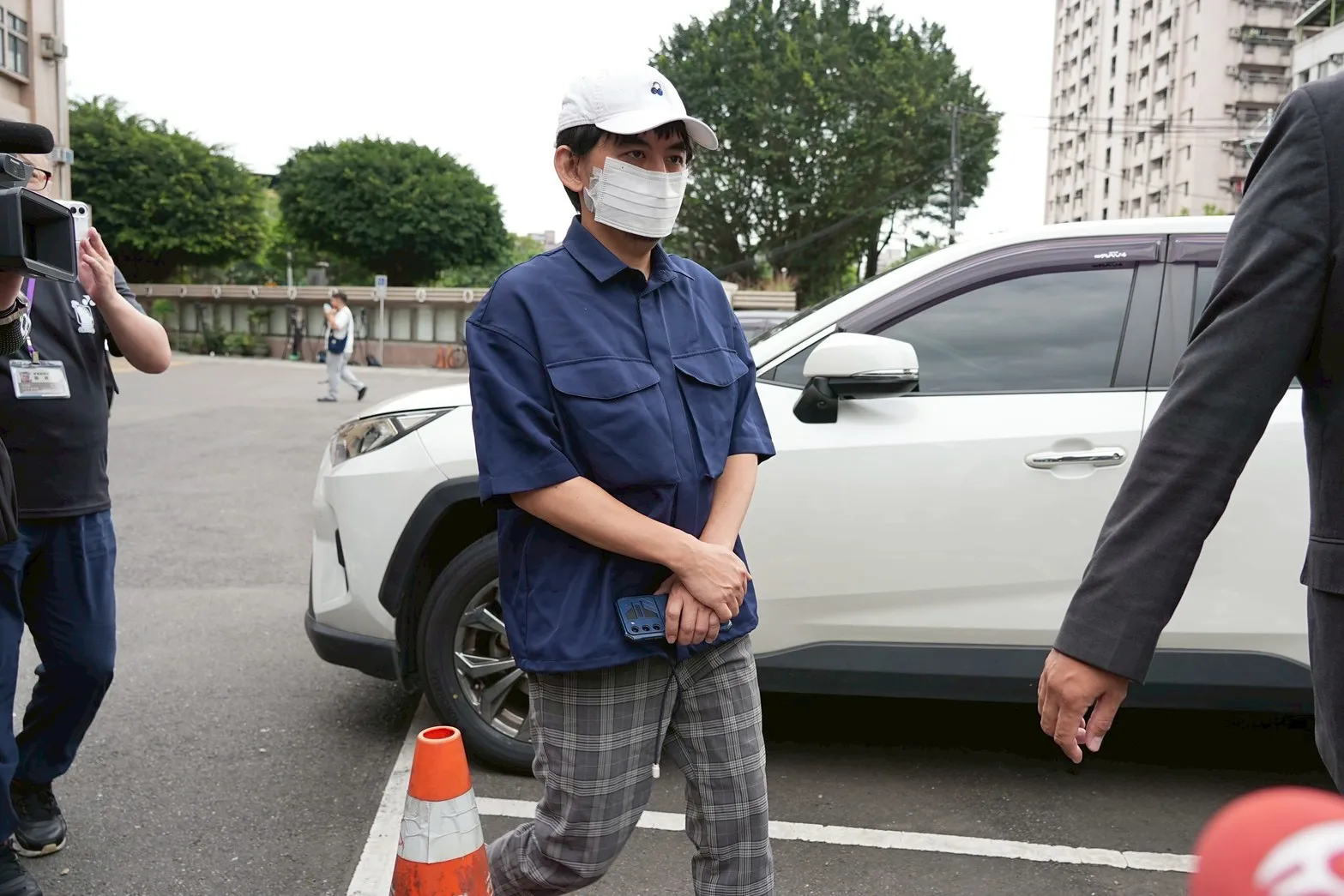 黃子佼都穿同一套衣服出庭。（圖／記者陳明中攝）