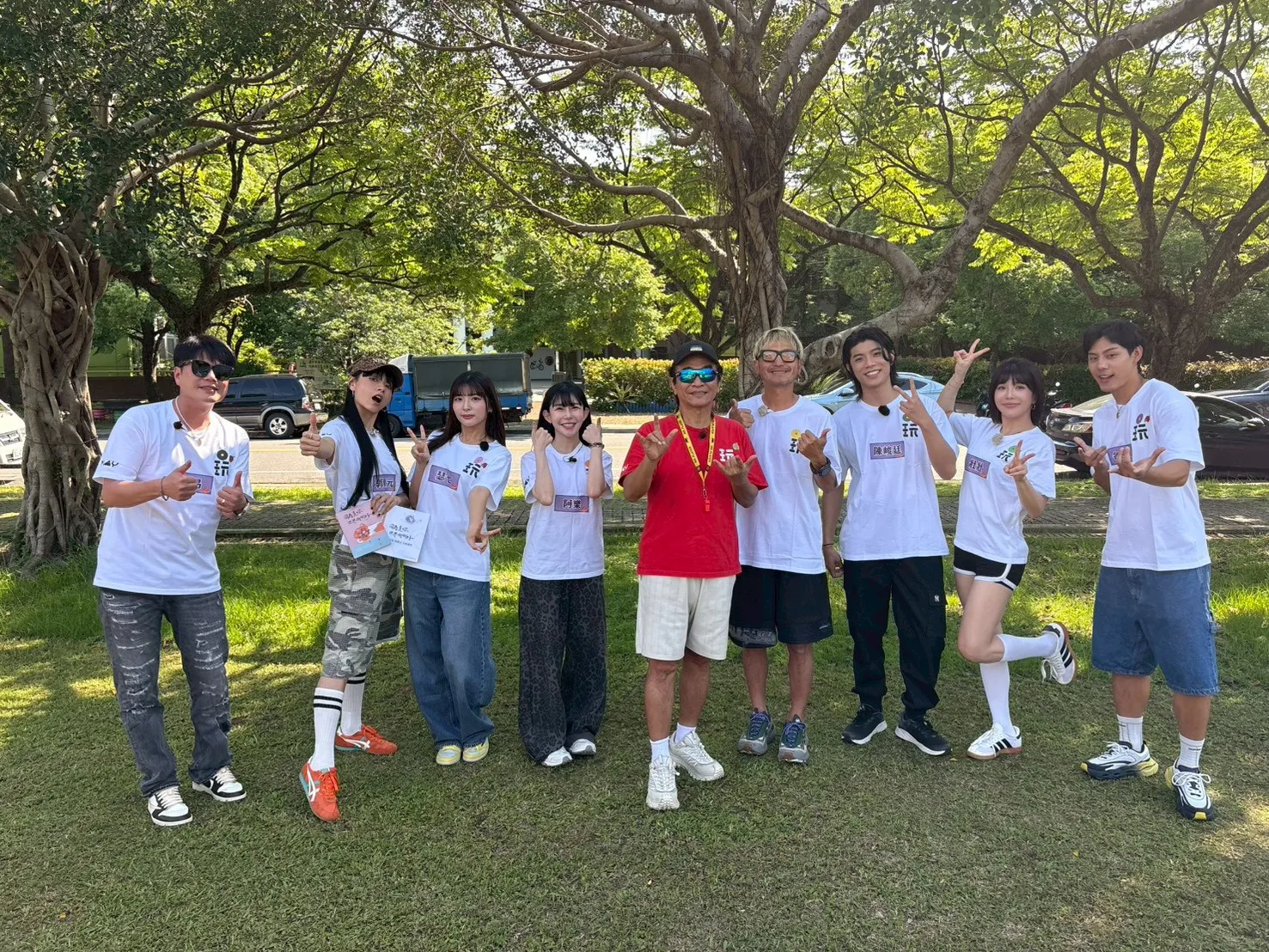 李易(左起)、郭源元、瑟七、阿樂、吳宗憲、林柏昇(KID)、陳峻廷、壯壯、各務孝太。(圖/綜藝玩很大提供)