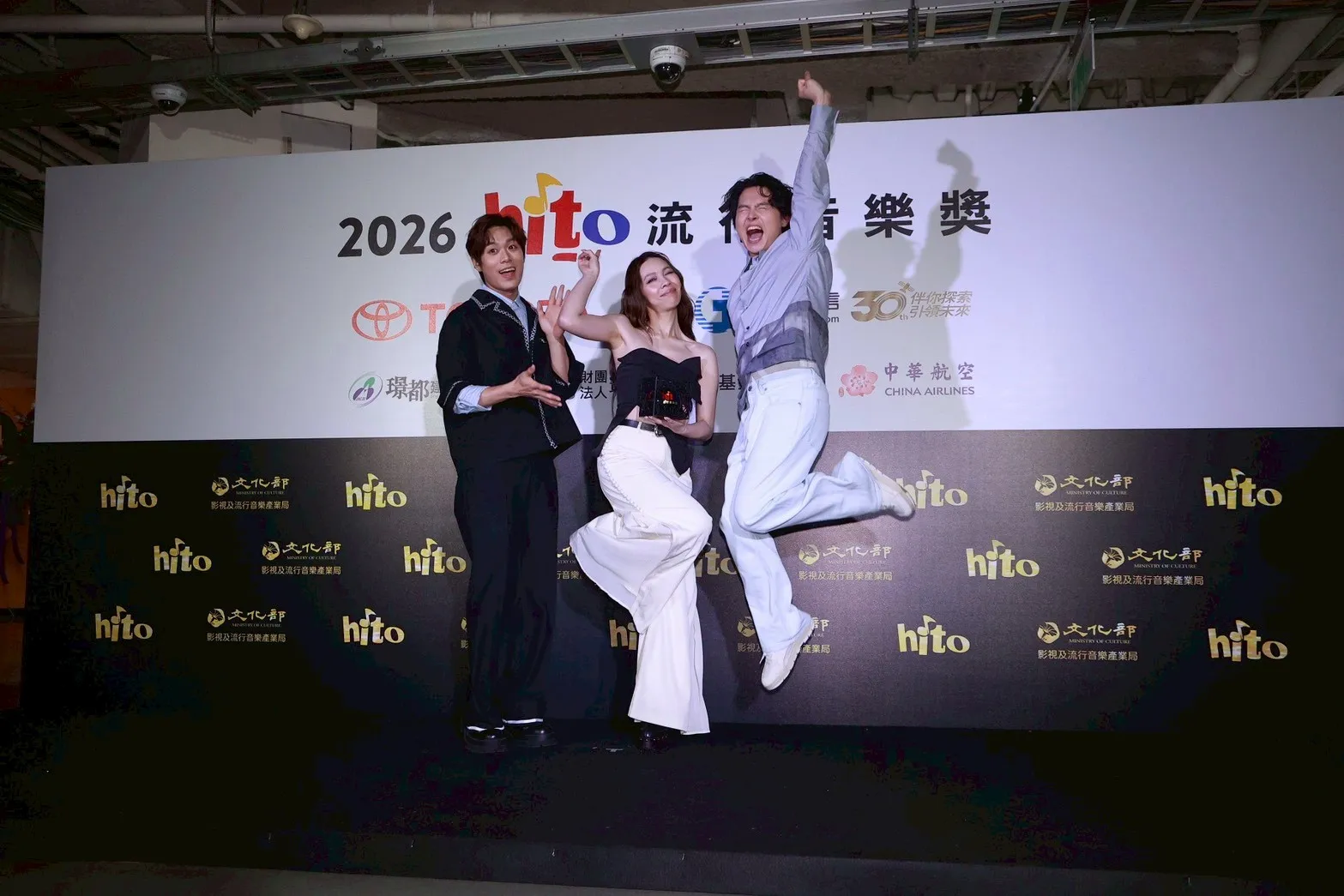 告五人剛結束世界巡迴演唱會便現身音樂獎舞台，哲謙開心跳耀慶祝得獎。（圖／記者陳明中攝）