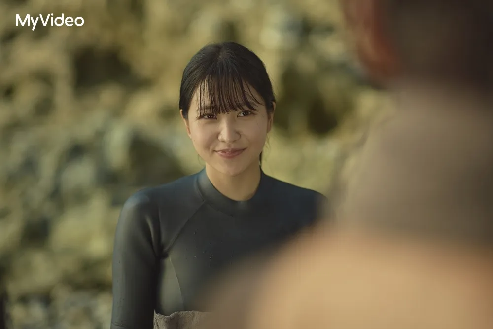 《蔚藍之春》Yeri穿厚重海女服熱到爆汗,滿場跑超敬業。(圖/台灣大哥大MyVideo提供)