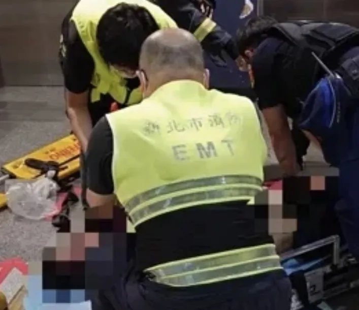 男子被搶救,所幸生命跡象穩定。(圖/翻攝畫面)