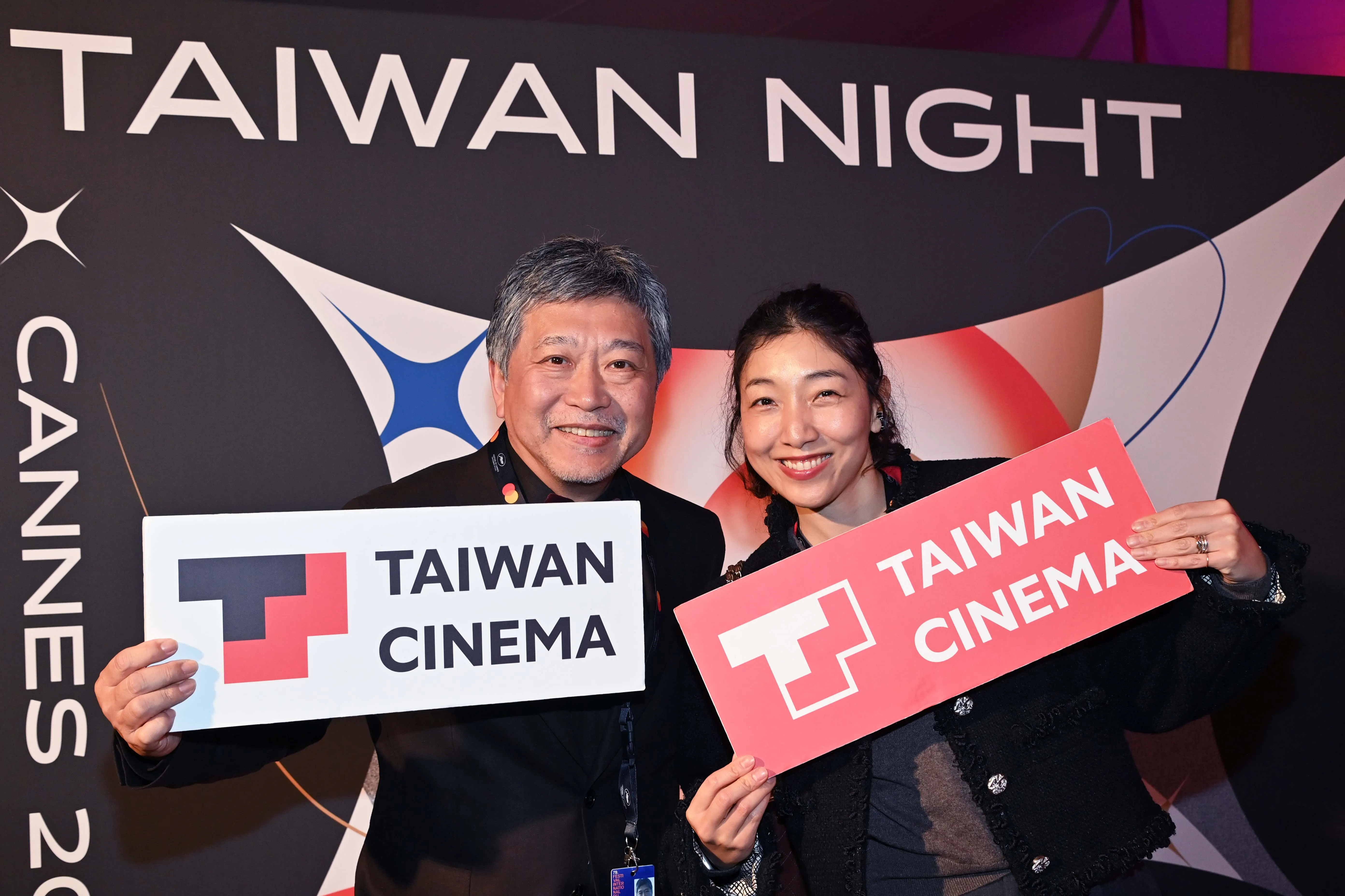 國際名導是枝裕和與日本影后安藤櫻於臺灣之夜合照。(圖/文策院提供)