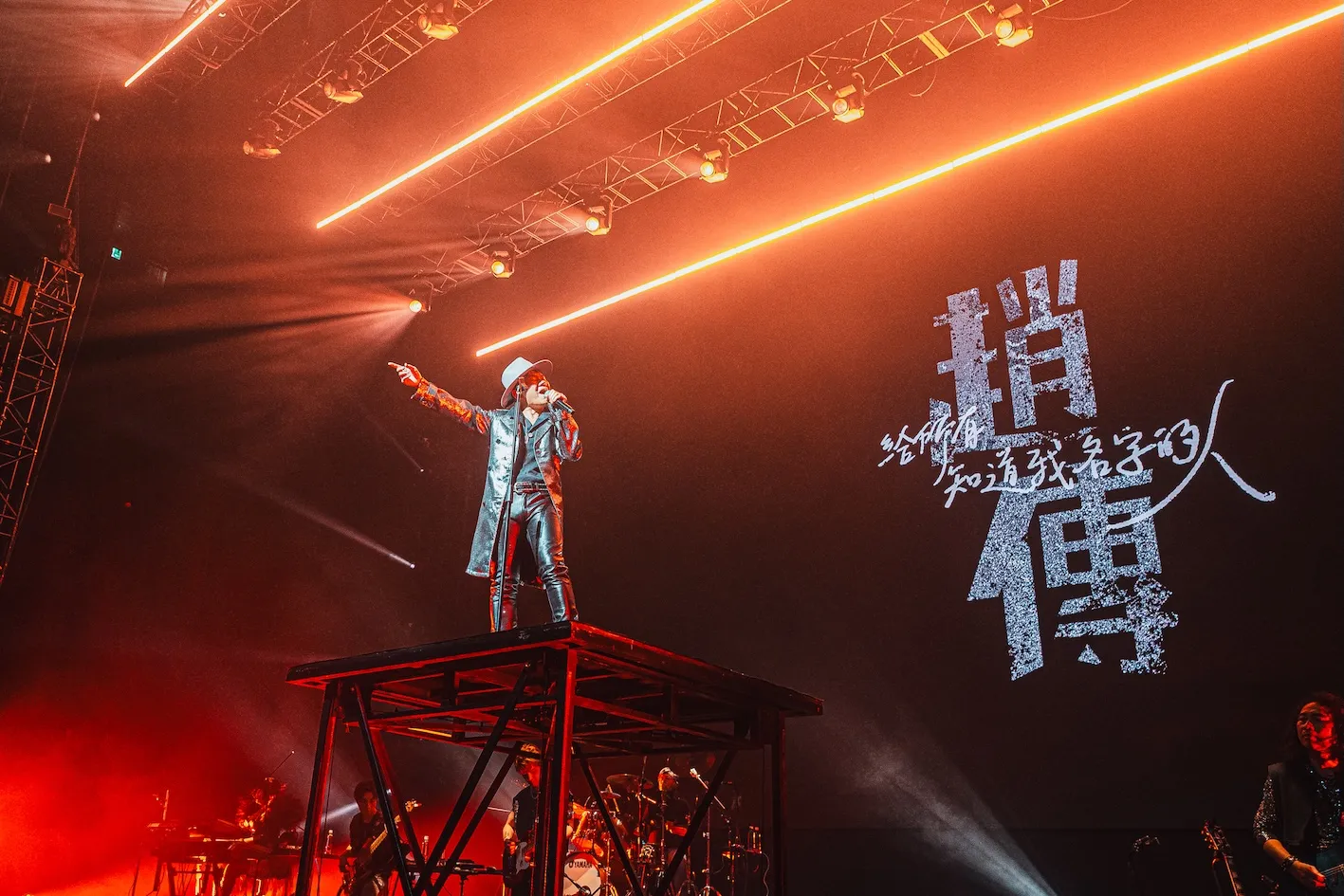 趙傳演唱會上有感而發分享,演藝圈一路走來總是起起伏伏。(圖/旋風音樂 / KKLIVE提供)