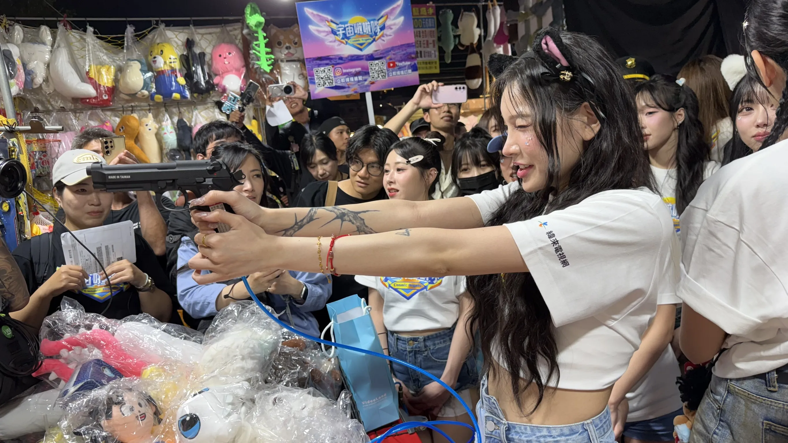 海莉挑戰射氣球。（圖／緯來提供）