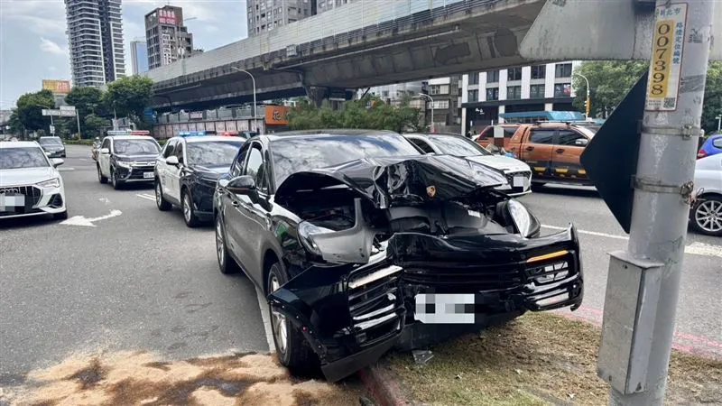 板橋發生一起毒駕車禍。(圖/翻攝畫面)